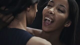 Ebony Vampire Mistress Lia Lin elcsábít egy brazil óriási cicis fiatal csajszikát a Vampired erőszakos domina játékában