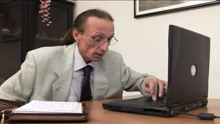 Ribi MILF titkárnő cumizza ki a mocskos főnökét