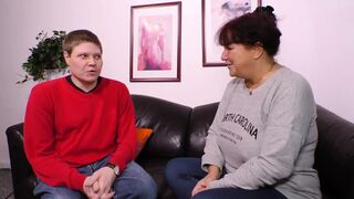 Vörös hajú milf hatalmas mellekkel leszopja a falloszt és hagyja hogy keményen megdugják