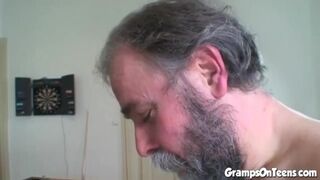 Tinédzser vörös maca cumizza és lovagol a nagypapa kukiján