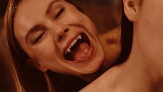 Világos Szőke Vámpír Nancy Ace Uralja Matty Milát a Vampired Csatornán - Szexi Lesbi Jelenet Vörös Harapásokkal