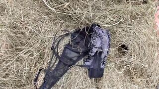 Bazinagy popós vén nő cumizza a paraszt farkát a disznóólban