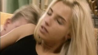 Timea Margot méretes fügyit kap a retro Lover's Lane legelső epizódjában