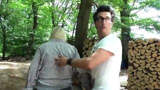 Világos Szőke tetkós nagyanyó cumizza a gigantikus amatőr bájdorongot és szájba élvezik óvszerrel