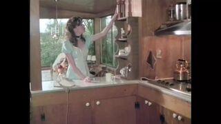 Lollipop Cream 3. részben John Holmes bazinagy farkát leszopja a kisasszony retro stílusban
