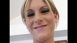 Courtney Simpson világos szőke fiatal kicsike mellekkel nyeli a termetes fütykös gecijét didkóba együttlét után