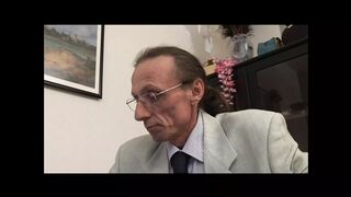 Vörös szépkorú nő gigantikus hímtagot nyel le mélytorokkal amatőrben
