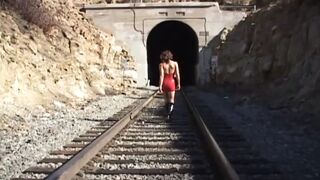 Amber Rayne sovány teste három nagyméretű brét kap szopásra és hátsó lyukba