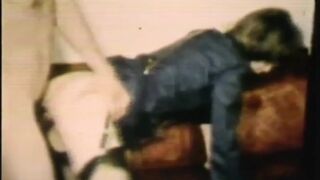 Retro csoportos cumizás tehetséges és kéjelgő fehér és fekete lányokkal