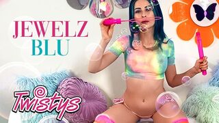 Twistys csábító sztárja, Jewelz Blu vadul peckezik a kamerák előtt bazinagy mellekkel és műfarokkal
