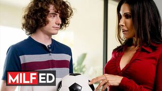 Tini ürgét kényeztet Shay Sights a MILFED csatornán szexi milf módra