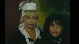Retro pornó bazinagy fasszal és szopással a 7 Vizi Capitali 4. epizódjában Michelle Bauer Lea Martini és Gessica Massaro szereplésével