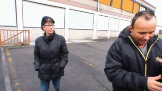 Milf méretes mellekkel leszopja a kolosszális péniszt az autóban ujjazás közben