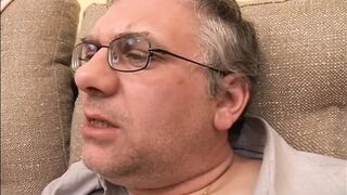 Tiszteld elsősorban a mostohalányodat szopással mélytorokkal és faszveréssel teljes film