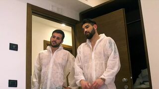 Martina Gold MILF édeshármasban cumizza a fekete és fehér farkakat méretes mellekkel